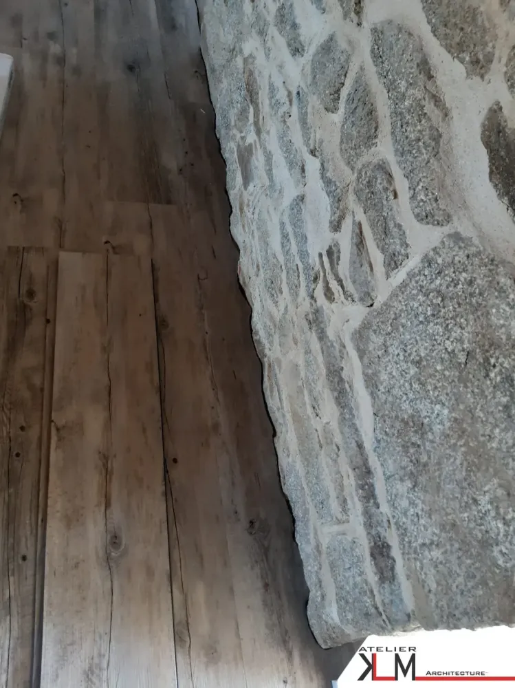 05-détail raccord mur pierre parquet stratifié lgt étg